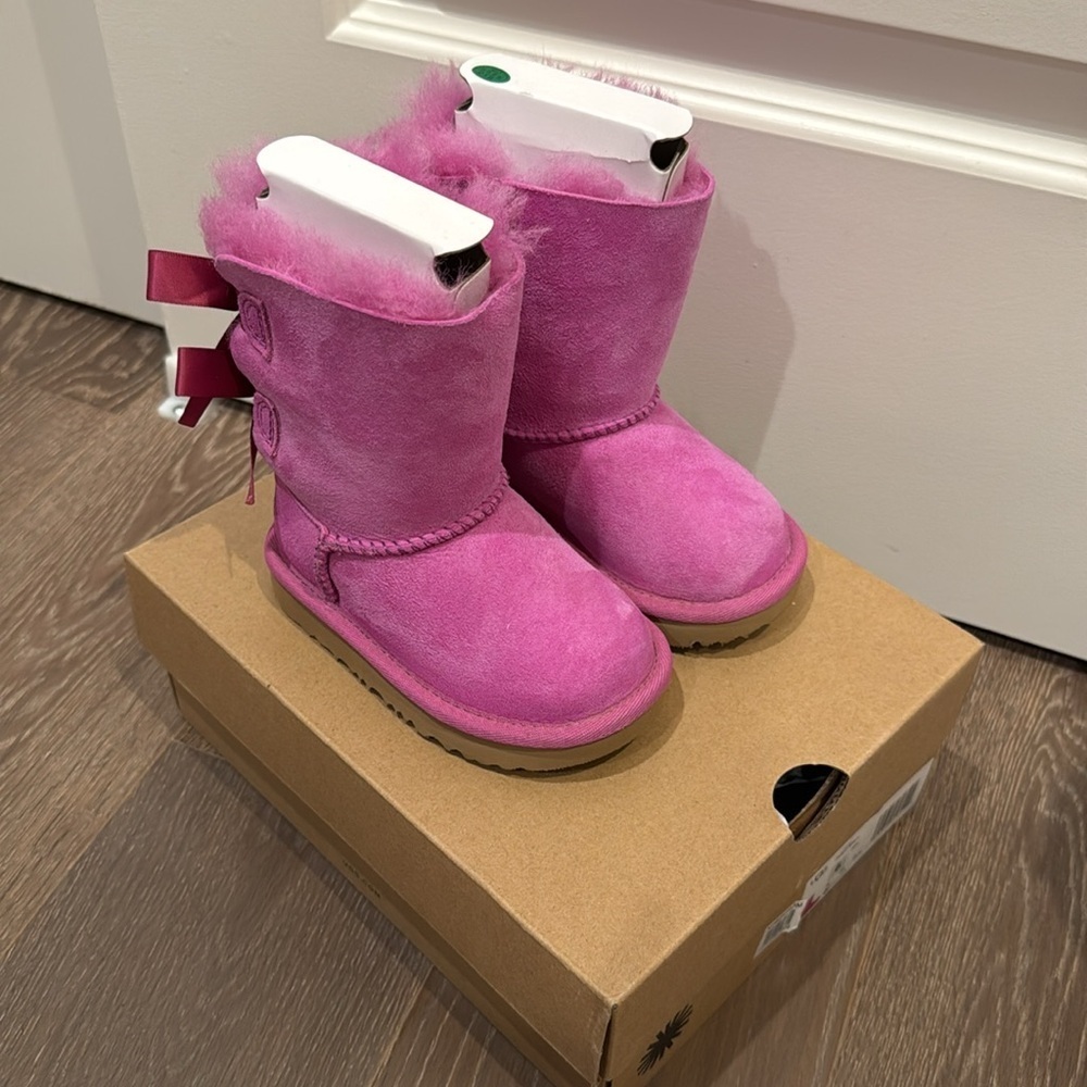 UGG Bailey Bow II Water Resistant Genuine Shearling Boot Kids Walker Size 6 M - Picture 2 of 7